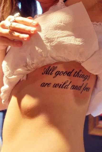 tatuagem feminina na costela all good things are wild and free