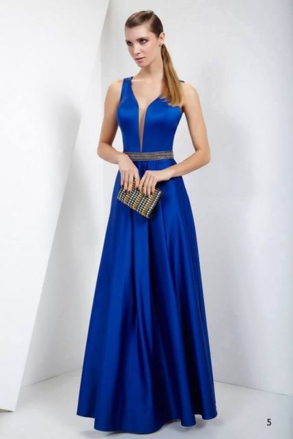 Vestido de formatura azul com acessório dourado