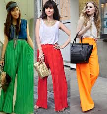 Mulheres com calças pantalonas coloridas