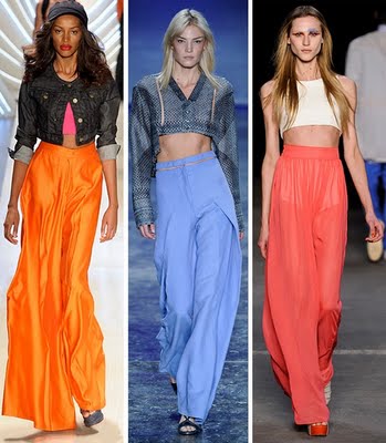 Moças com pantalonas de cor laranja azul e damasco