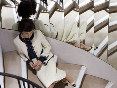 Coco Chanel com tailleur de tweed 