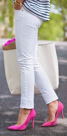 calça branca com sapato pink em look basico