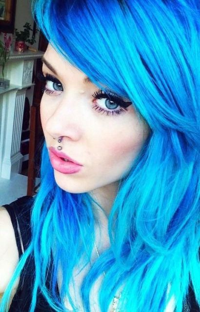 exemplo piercing medusa cabelo azul