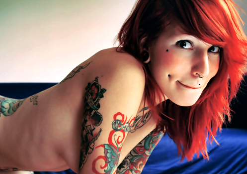 piercing na bochecha cabelo vermelho e tatuagens