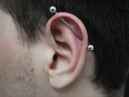piercing na orelha transversal masculino