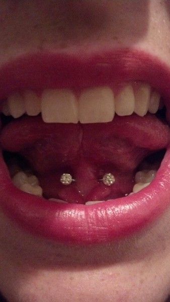 piercing no freio da lingua com diamante