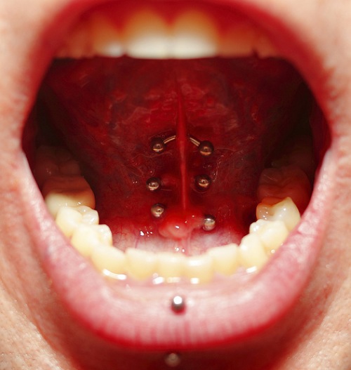 piercing no freio da lingua bolinha