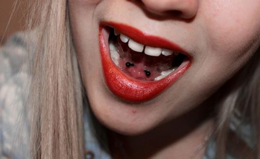 Piercing no freio da lingua – o que é, como colocar, dicas e modelos