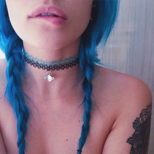 dois tattoo choker cabelo azul
