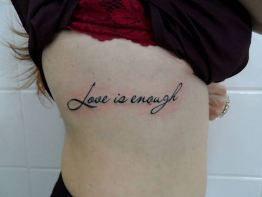 tatuagem feminina na costela love is enough