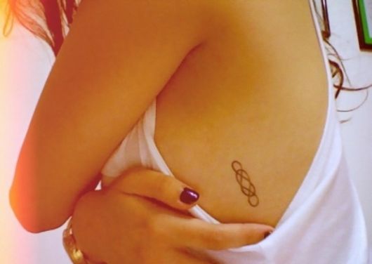 tatuagem feminina na costela pequena