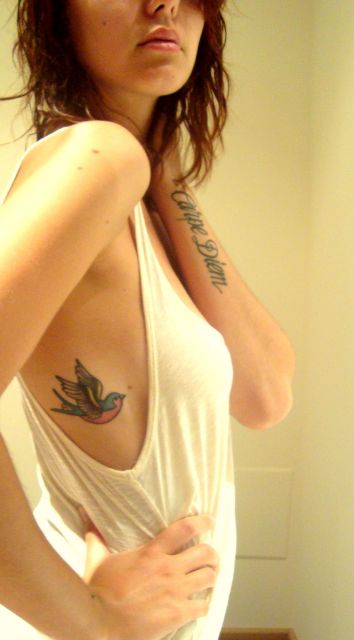 tatuagem feminina na costela andorinha