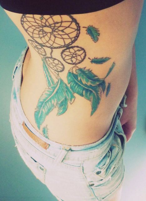 tatuagem feminina na costela apanhador de sonhos 
