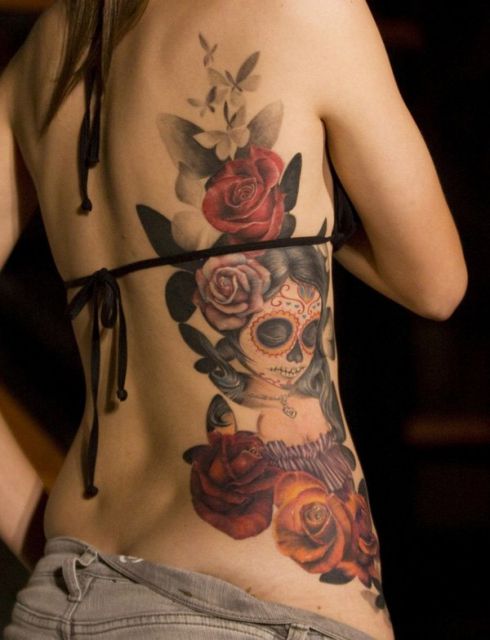 tatuagem feminina na costela caveira mexicana