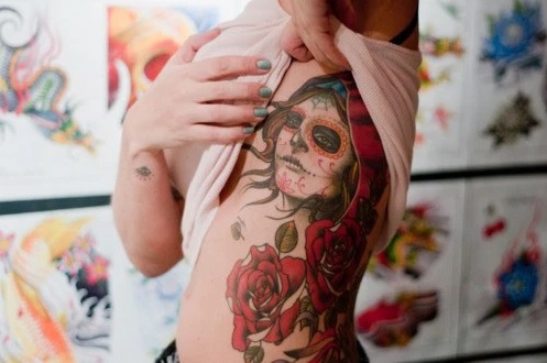 tatuagem feminina na costela caveira mexicana