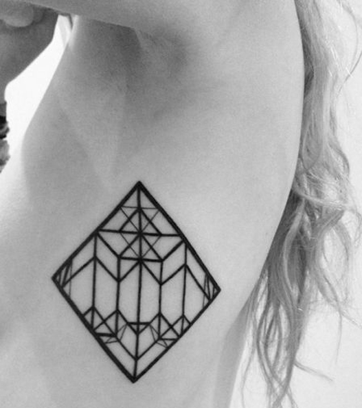 tatuagem feminina na costela geométrica