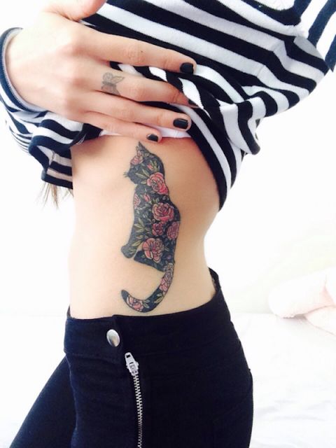 tatuagem feminina na costela gato