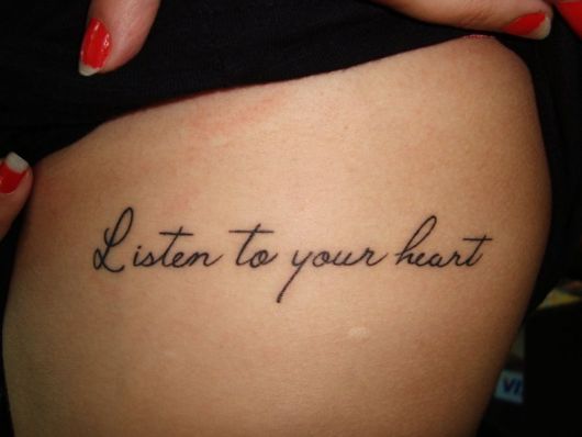 tatuagem feminina na costela listen to your heart