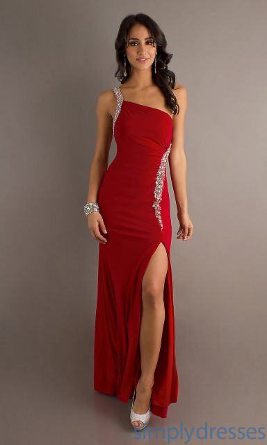 vestido de formatura com fenda vermelho