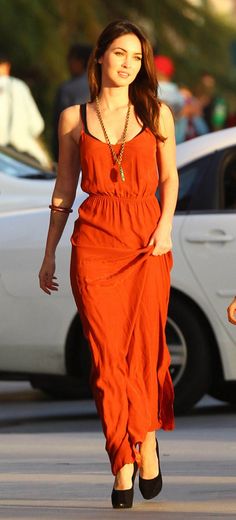 vestido laranja longo para o dia-a-dia com colar e sapatos
