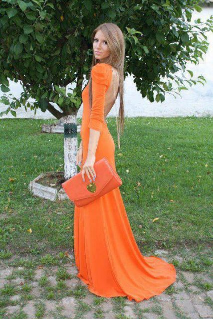 vestido longo laranja com detalhe nas costas