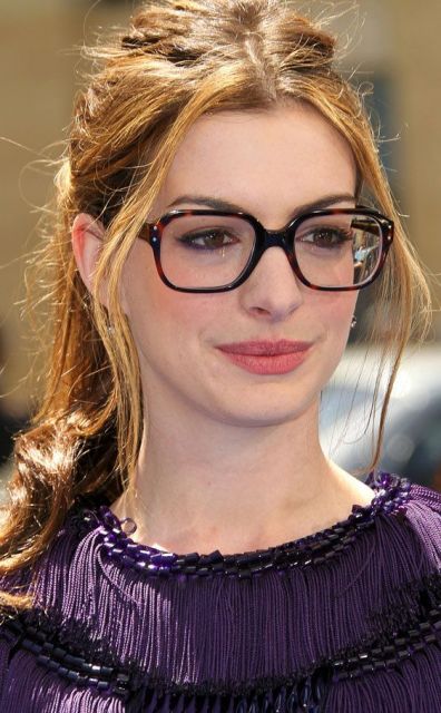 óculos geek da atriz Anne Hathaway