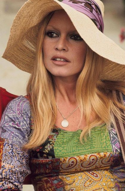 Brigitte Bardot com chapéu de palha estilo floppy.