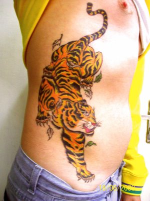 tatuagem de tigre na costela