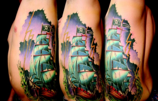 tatuagem masculina na costela barco desenho