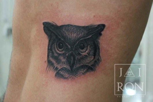 tatuagem masculina na costela coruja
