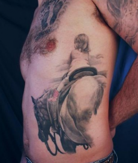 tatuagem masculina na costela desenho