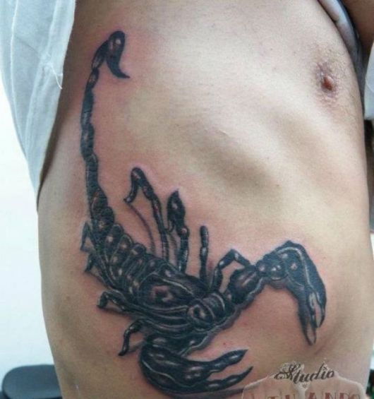 tatuagem masculina na costela escorpião