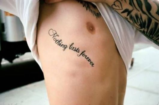 tatuagem masculina na costela frase inspiração