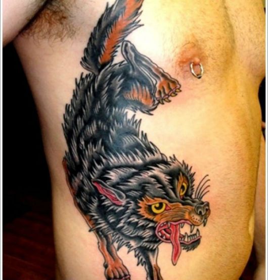 tatuagem masculina na costela lobo