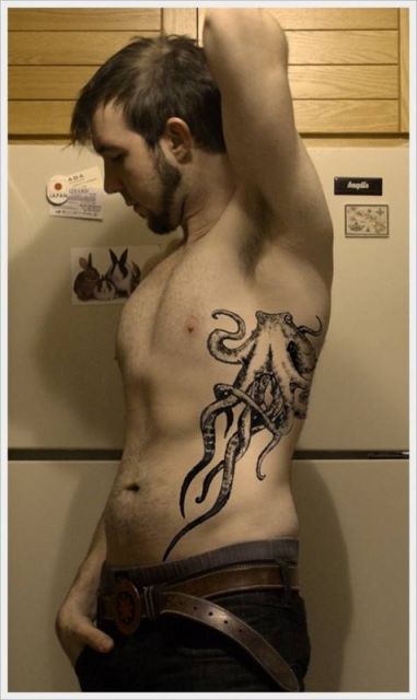 tatuagem masculina na costela polvo
