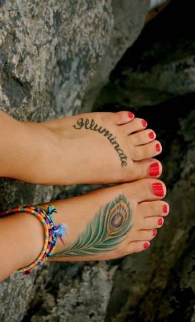 exemplo de tatuagem no pé feminina escrita