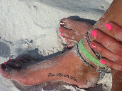 exemplo de tatuagem no pé feminina escrita
