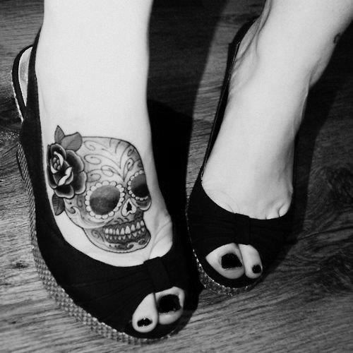 exemplo de tatuagem no pé feminina grande