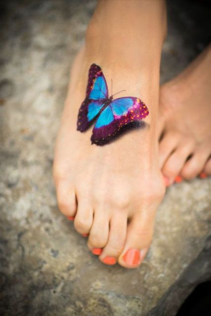 exemplo de tatuagem feminina no pé de borboleta