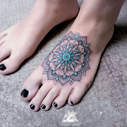 exemplo de tatuagem no pé feminina de mandala