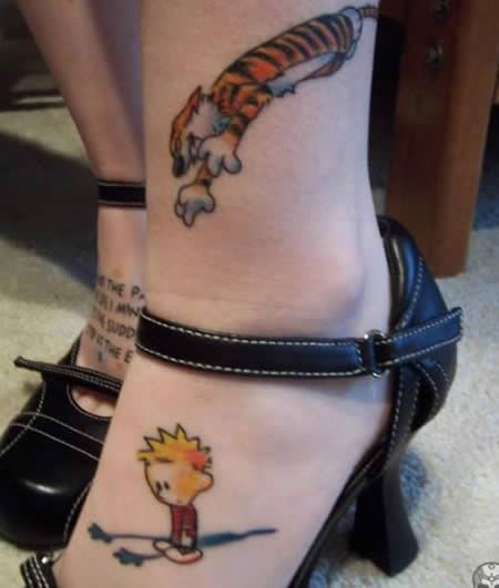 exemplo de tatuagem no pé feminina criativa