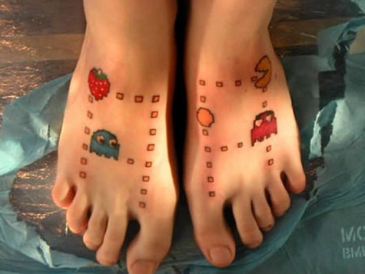 exemplo de tatuagem no pé feminina criativa