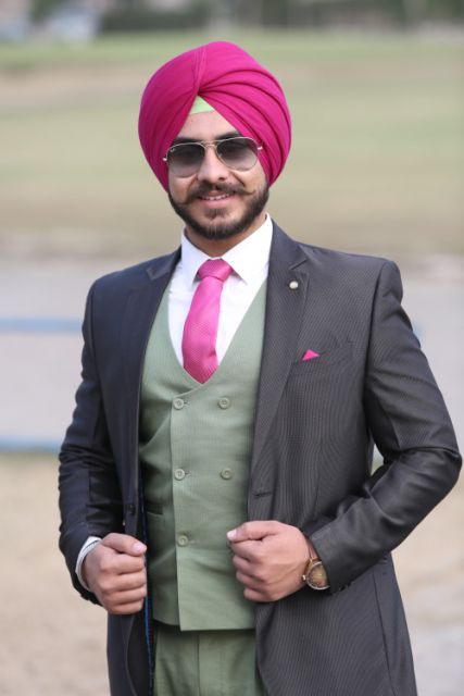 turbante masculino rosa com blazer