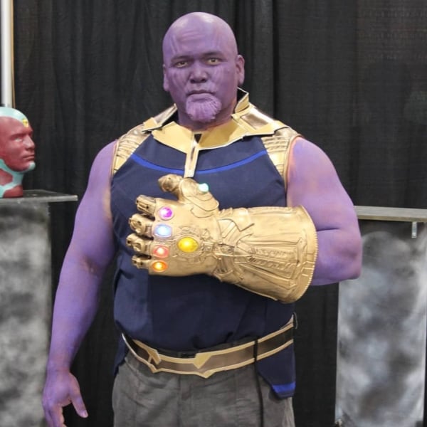Fantasia do Thanos improvisada para festa à fantasia