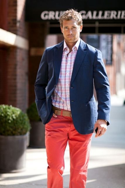 calça colorida com blazer