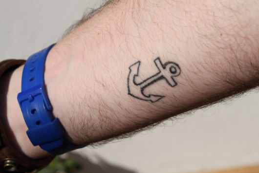 tattoo ancora simples braço