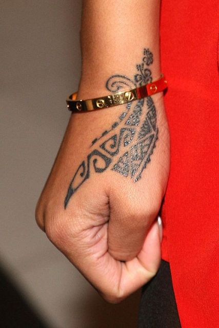 tattoo maori na mão
