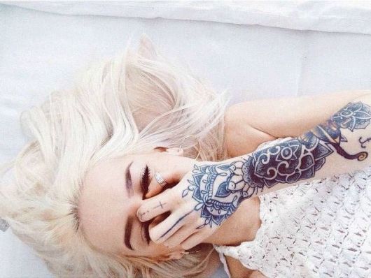 exemplo de tatuagens femininas no braço grandes