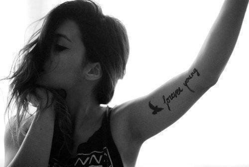 exemplo de tatuagens femininas no braço com frases ou escritas