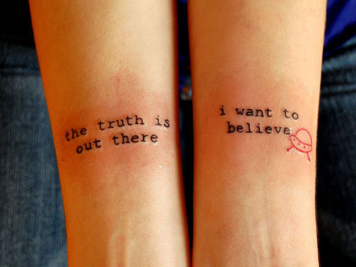 exemplo de tatuagens femininas no braço com frases ou escritas